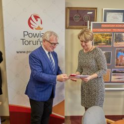 Agnieszka Rutkowska odbiera dyplom i nagrodę z rąk Starosty Toruńskiego