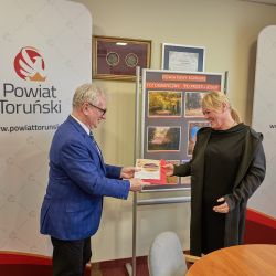 Monika Tomaszewska odbiera dyplom z rąk Starosty Toruńskiego