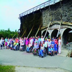 Uczestnicy projektu pod tężniami w Inowrocławiu