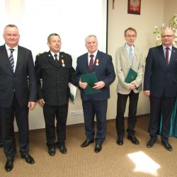 2016-05-24 XVIII Uroczysta Sesja Rady Powiatu_medale (16)
