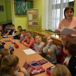 Lekcja dla najmłodszych w Izbie Muzealnej Biblioteki