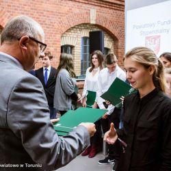 Wręczenie stypendiów Starosty Toruńskiego Toruń Młyn Wiedzy (24)