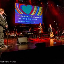 Powiatowy Koncert z okazji Dnia Życzliwości - Jakub Marszałek zapowiada uczniów SM w Chełmży