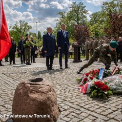 Złożenie kwiatów pod pomnikiem poległych i pomordowanych przez hitlerowskiego najeźdźcę