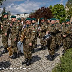 Złożenie kwiatów pod pomnikiem poległych i pomordowanych przez hitlerowskiego najeźdźcę