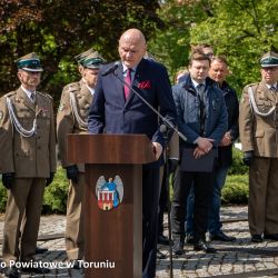 Złożenie kwiatów pod pomnikiem poległych i pomordowanych przez hitlerowskiego najeźdźcę