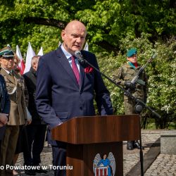 Złożenie kwiatów pod pomnikiem poległych i pomordowanych przez hitlerowskiego najeźdźcę