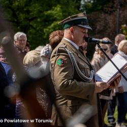 Złożenie kwiatów pod pomnikiem poległych i pomordowanych przez hitlerowskiego najeźdźcę