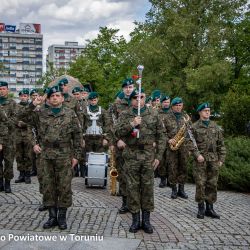 Złożenie kwiatów pod pomnikiem poległych i pomordowanych przez hitlerowskiego najeźdźcę