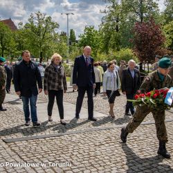 Złożenie kwiatów pod pomnikiem poległych i pomordowanych przez hitlerowskiego najeźdźcę