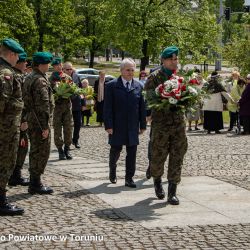 Złożenie kwiatów pod pomnikiem poległych i pomordowanych przez hitlerowskiego najeźdźcę