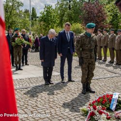 Złożenie kwiatów pod pomnikiem poległych i pomordowanych przez hitlerowskiego najeźdźcę