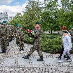 Złożenie kwiatów pod pomnikiem poległych i pomordowanych przez hitlerowskiego najeźdźcę