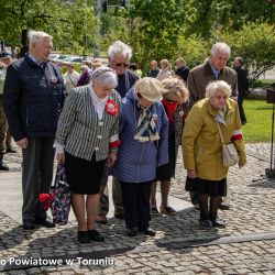 Złożenie kwiatów pod pomnikiem poległych i pomordowanych przez hitlerowskiego najeźdźcę