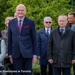 Złożenie kwiatów pod pomnikiem poległych i pomordowanych przez hitlerowskiego najeźdźcę