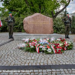 Złożenie kwiatów pod pomnikiem poległych i pomordowanych przez hitlerowskiego najeźdźcę