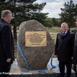 Uroczystość odsłonięcia obelisku upamiętniającego ofiary obozu na Glinkach