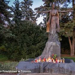 2019-10-20 35.rocznica śmierci ks.Popiełuszki_pomnik w Toruniu (1)