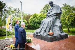 2020-05-18 100 rocznica urodzin Jana Pawła II - złożenie kwiatów (6)