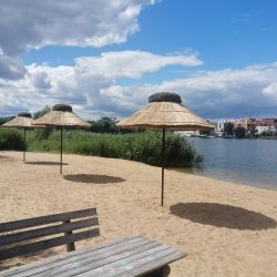 Parasole trzcinowe na plaży (19)