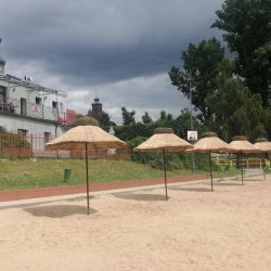 Parasole trzcinowe na plaży (11)