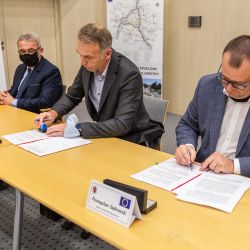 2020-09-21 Podpisanie umowy na budowę drogi rowerowej w Wielkiej Nieszawce fot. Szymon Zdziebło dla UMWKP