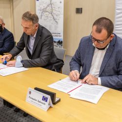 2020-09-21 Podpisanie umowy na budowę drogi rowerowej w Wielkiej Nieszawce fot. Szymon Zdziebło dla UMWKP (9)