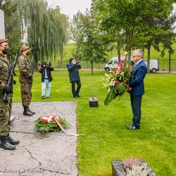 2020-10-02 Złożenie kwiatów pod pomnikiem zbrodni pomorskiej (1)