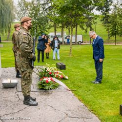 2020-10-02 Złożenie kwiatów pod pomnikiem zbrodni pomorskiej (3)