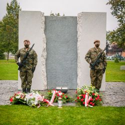 2020-10-02 Złożenie kwiatów pod pomnikiem zbrodni pomorskiej (5)