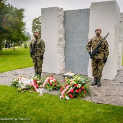 2020-10-02 Złożenie kwiatów pod pomnikiem zbrodni pomorskiej (6)