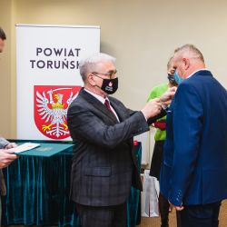 2021-05-27 Wręczenie odznak honorowych za zasługi dla powiatua toruńskiego (12)