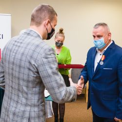 2021-05-27 Wręczenie odznak honorowych za zasługi dla powiatua toruńskiego (16)