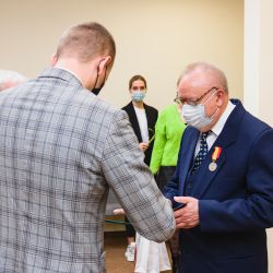 2021-05-27 Wręczenie odznak honorowych za zasługi dla powiatua toruńskiego (33)