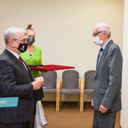 2021-05-27 Wręczenie odznak honorowych za zasługi dla powiatua toruńskiego (18)