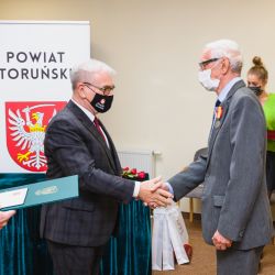 2021-05-27 Wręczenie odznak honorowych za zasługi dla powiatua toruńskiego (21)