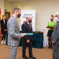 2021-05-27 Wręczenie odznak honorowych za zasługi dla powiatua toruńskiego (22)
