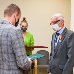 2021-05-27 Wręczenie odznak honorowych za zasługi dla powiatua toruńskiego (25)