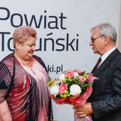 2021-06-24 XXVII Sesja Rady Powiatu Toruńskiego - kwiaty dla p. Skarbnik (1)