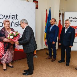 2021-06-24 XXVII Sesja Rady Powiatu Toruńskiego - kwiaty dla p. Skarbnik (5)
