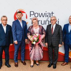 2021-06-24 XXVII Sesja Rady Powiatu Toruńskiego - kwiaty dla p. Skarbnik (6)