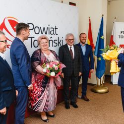 2021-06-24 XXVII Sesja Rady Powiatu Toruńskiego - kwiaty dla p. Skarbnik (11)