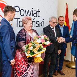 2021-06-24 XXVII Sesja Rady Powiatu Toruńskiego - kwiaty dla p. Skarbnik (15)