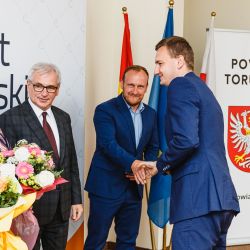 2021-06-24 XXVII Sesja Rady Powiatu Toruńskiego - kwiaty dla p. Skarbnik (16)