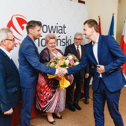 2021-06-24 XXVII Sesja Rady Powiatu Toruńskiego - kwiaty dla p. Skarbnik (17)