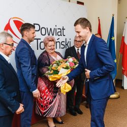 2021-06-24 XXVII Sesja Rady Powiatu Toruńskiego - kwiaty dla p. Skarbnik (18)