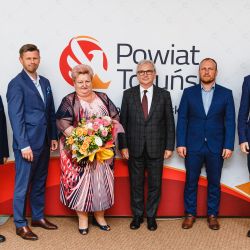2021-06-24 XXVII Sesja Rady Powiatu Toruńskiego - kwiaty dla p. Skarbnik (19)