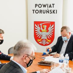 2021-07-07 Podpisanie umowy z wykonwacą budowy DPSu w Osieku (9)