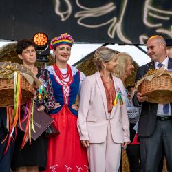 Starostowie dożynek reprezentujący województwo i powiat toruński