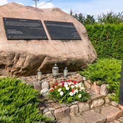 2021-09-01 Złożenie kwiatów pod obeliskiem w Mierzynku (2)